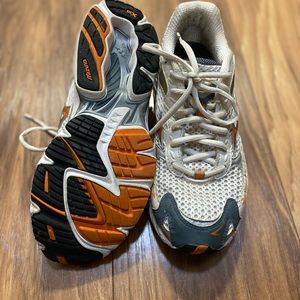 Mizuno ladies shoes size 9